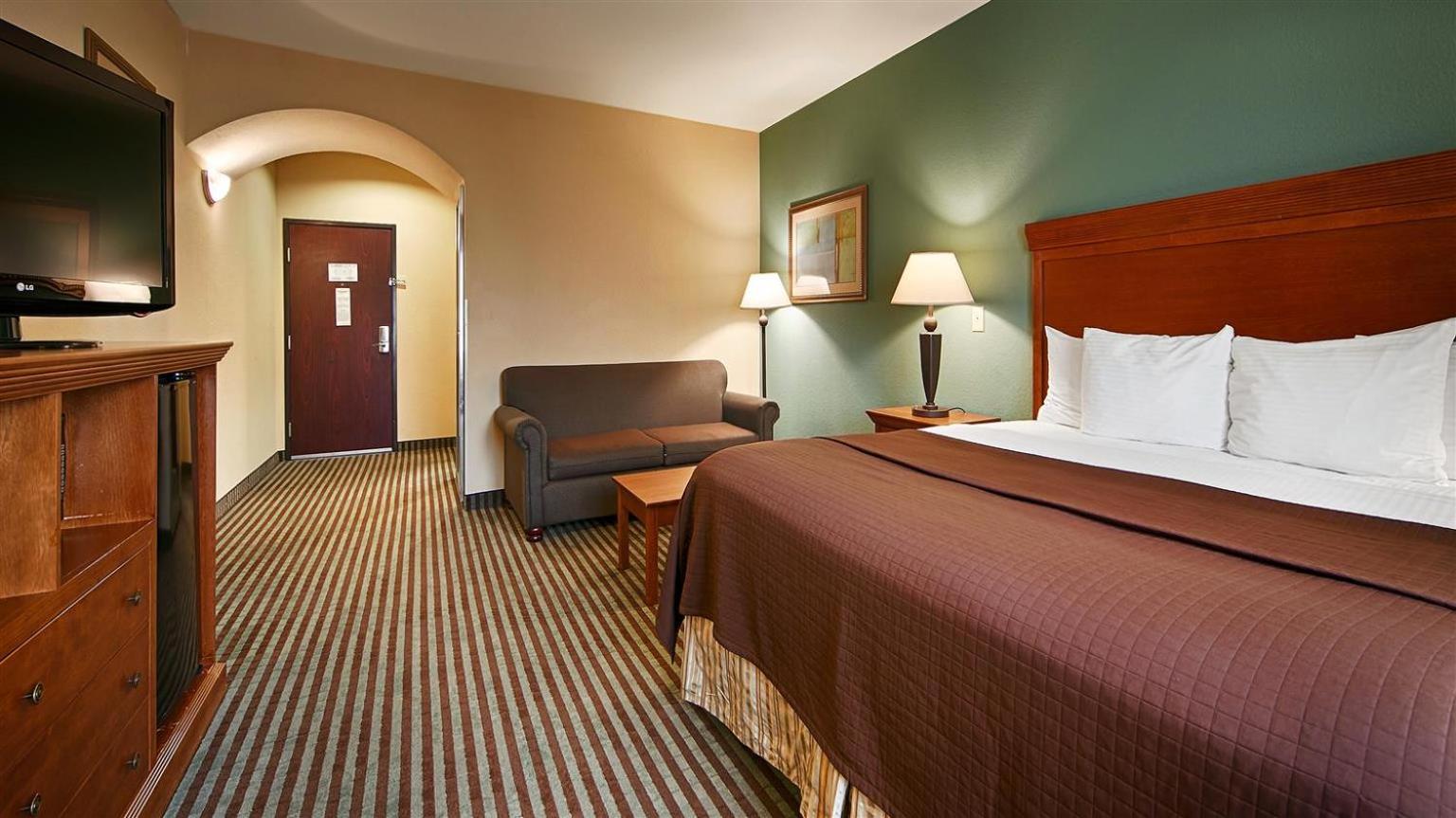 Executive Inn & Suites Main image 1